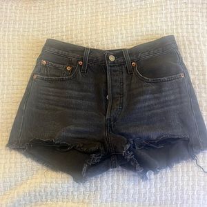 Levi distressed black jean short